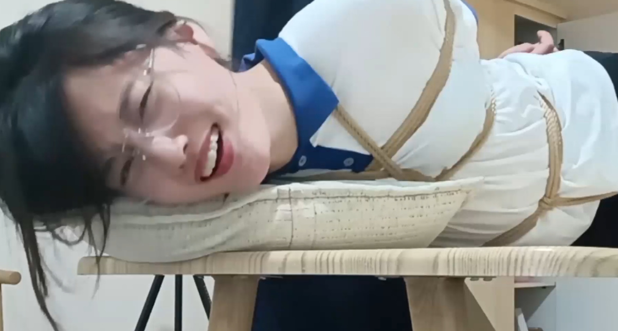 【探花郎】女孩文静的帆布白袜裸足被疯狂TK，口水拉丝