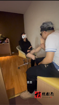 疯狂天舐身高165素人臭丝玉足