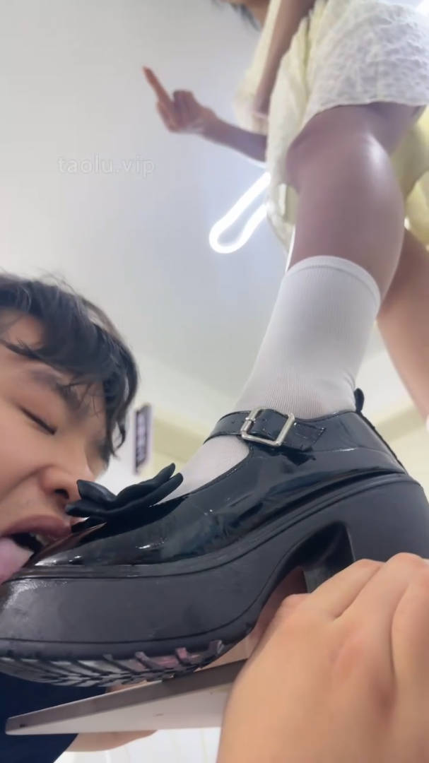 月亮女神的白棉袜与裸足