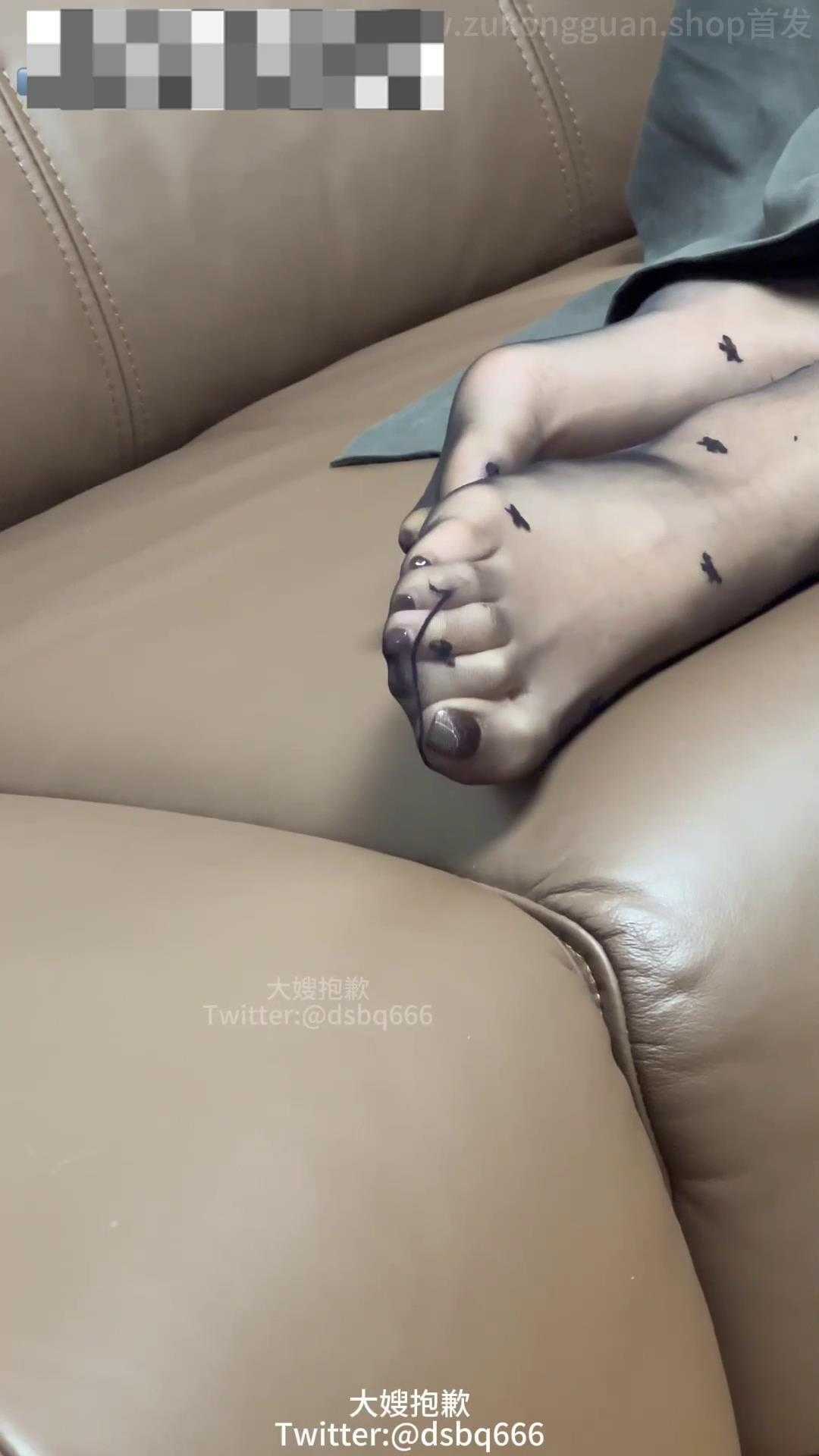 趁嫂子喝醉睡觉偷天嫂子裸足