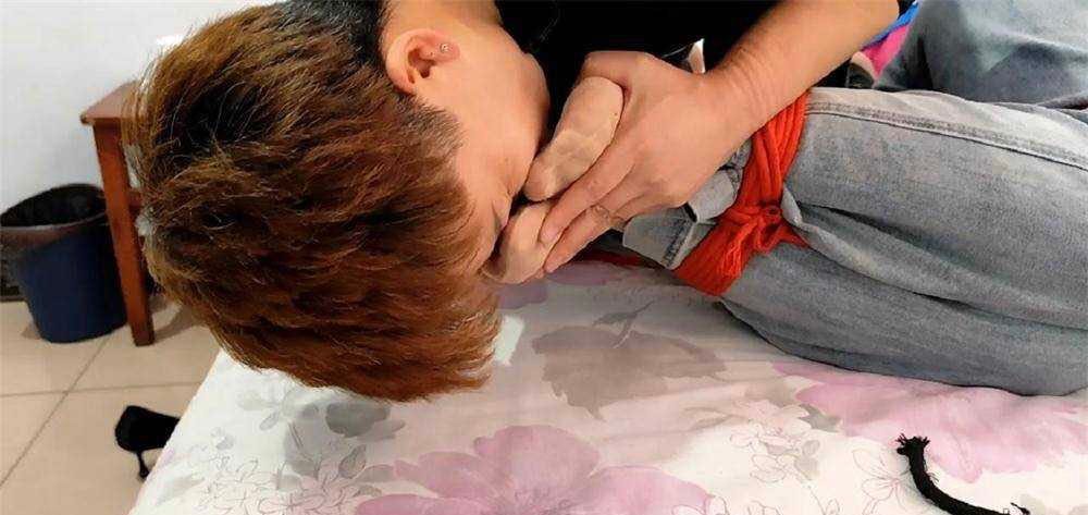 女生被恋足室友捆绑强天丝袜裸足