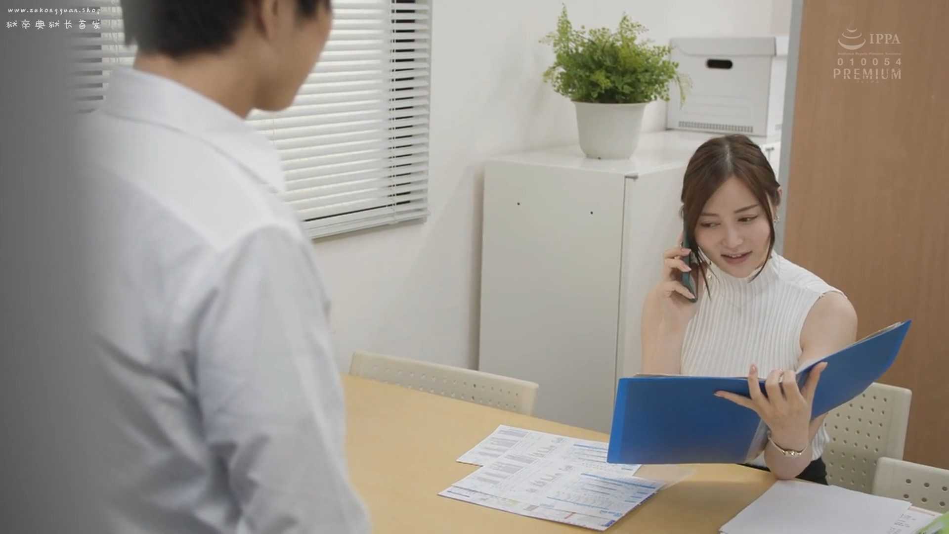 男子去公司应聘，放倒女HR趁机天足