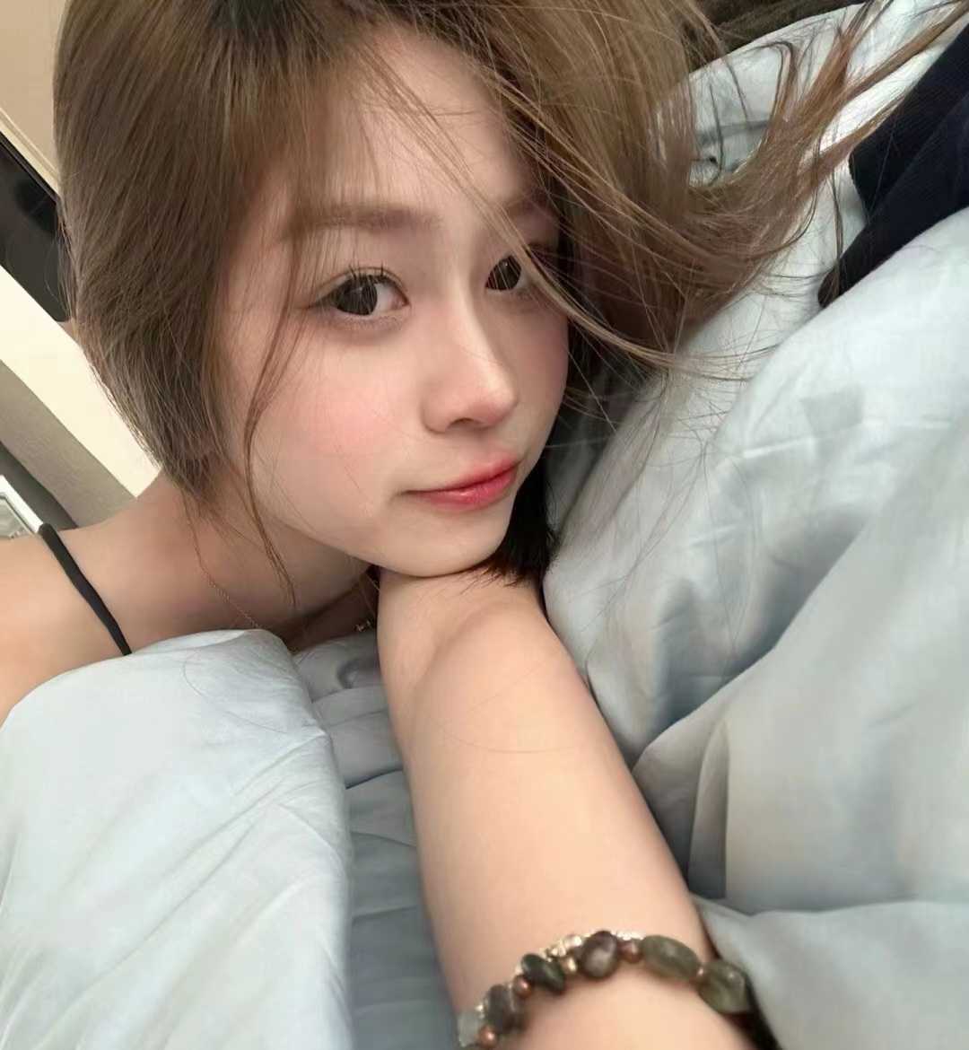 周末约女友来酒店趁她熟睡甜足