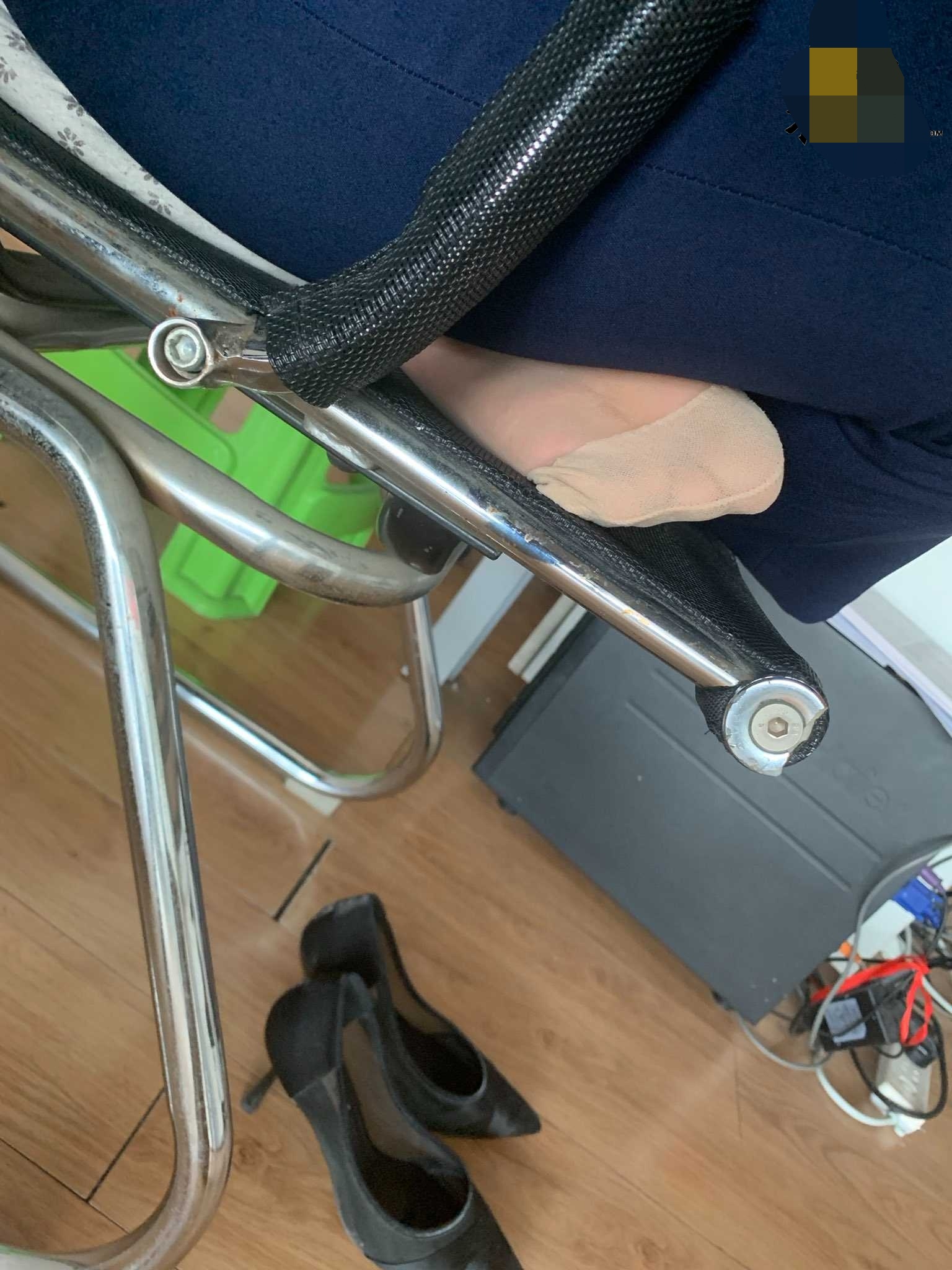 (图片)  亡命偷拍女同事的丝足