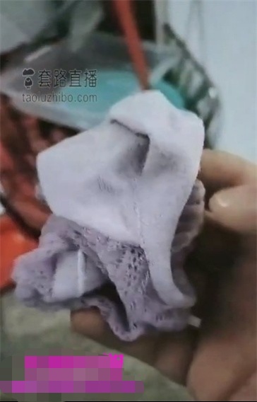 真实刺激扫楼红牌技师住的公寓宿舍楼发黄臭袜子