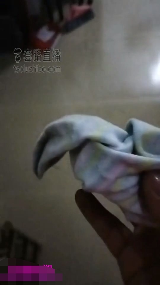 牛批小伙直播扫楼，还忽悠妹子把脚给他闻