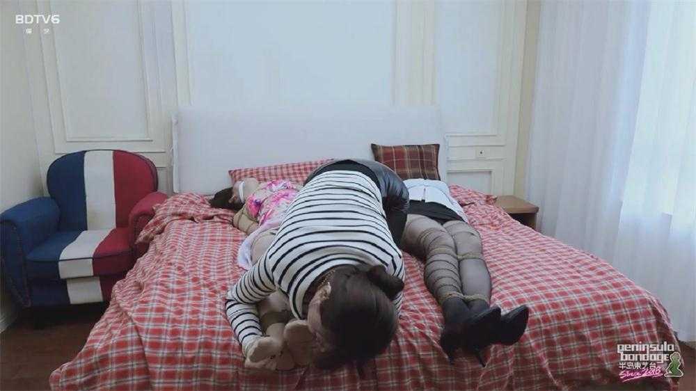 (泽爱) 捆绑闺蜜，强行天吃四只丝袜脚