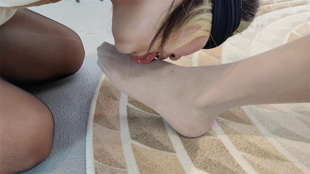 闺蜜互相跪天丝袜脚，增进感情