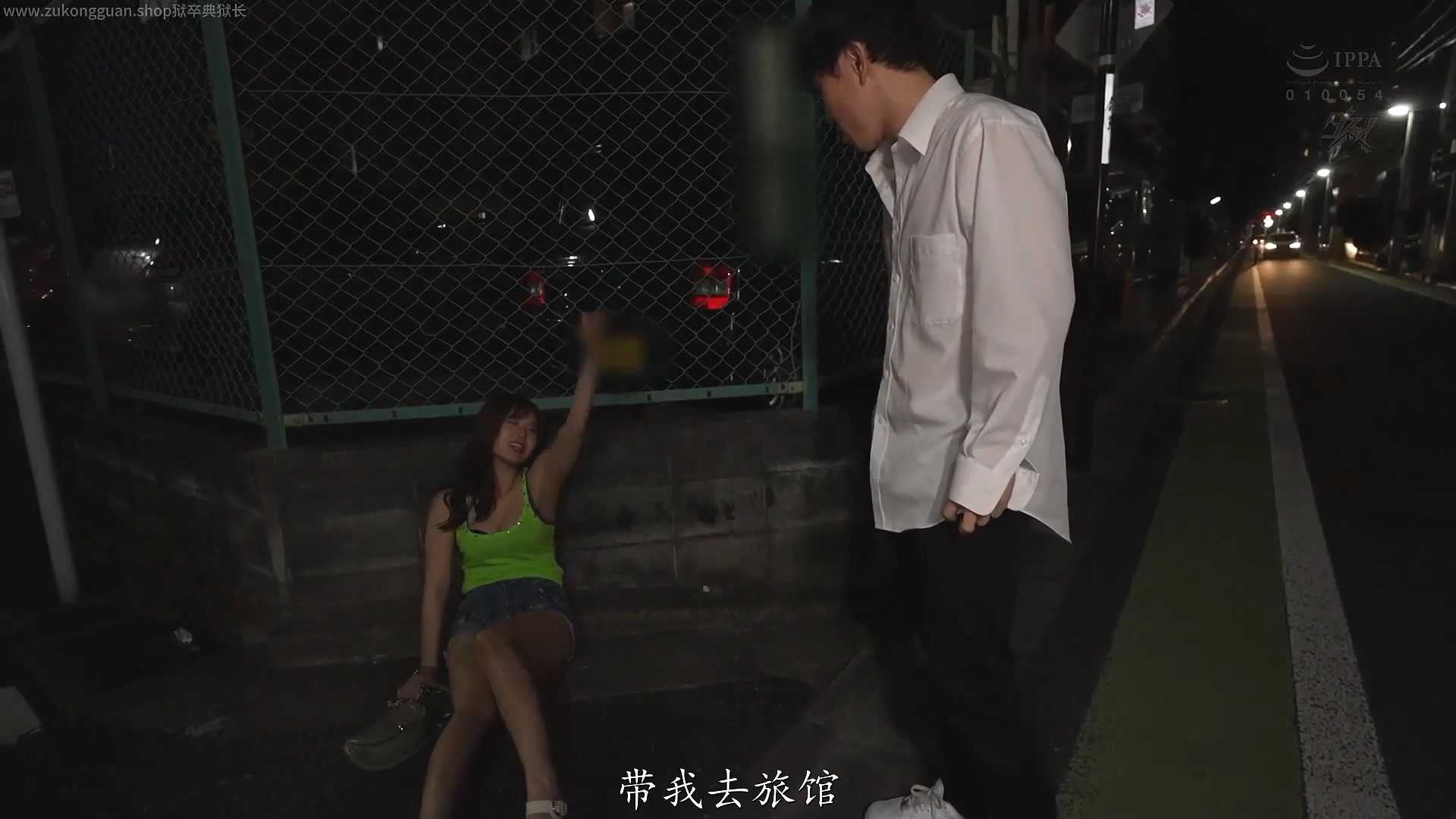 男子给朋友庆生，路边捡醉酒女供其天脚