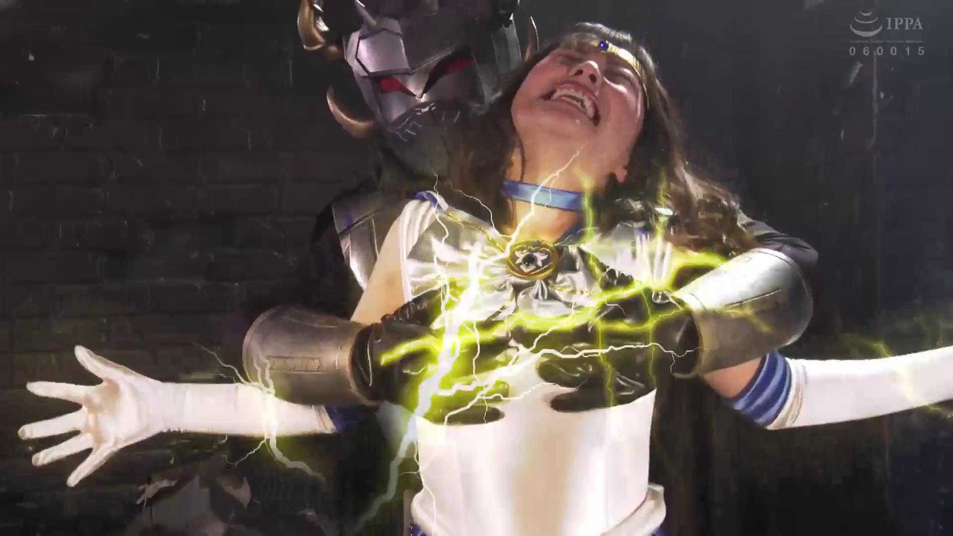 战斗失败的女战士被恶女天脚，还强迫她老公看着