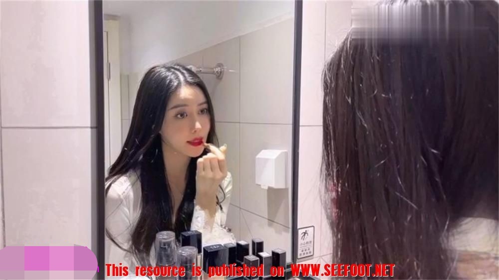 美女素素的模特生活 被恋足上司偷玩美脚