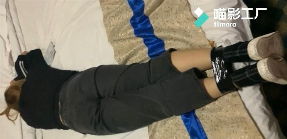 喵影工厂–品尝女友帆布鞋里的棉袜裸足