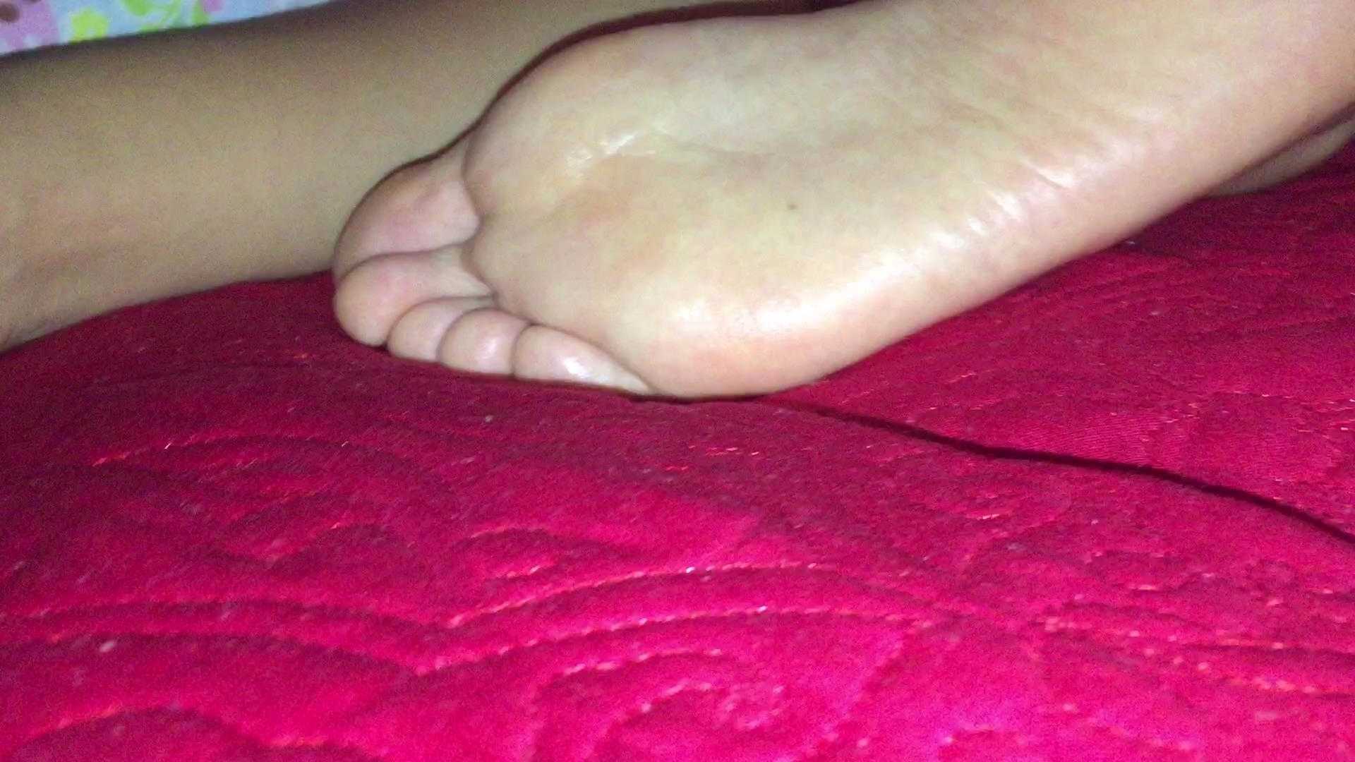 小姨聚餐断片后，被外甥偷天玩裸足