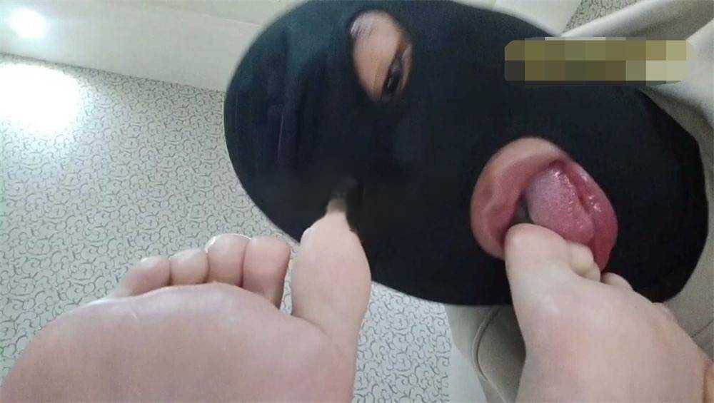 AB原创-趁学妹睡着肆意天吃红甲玉足