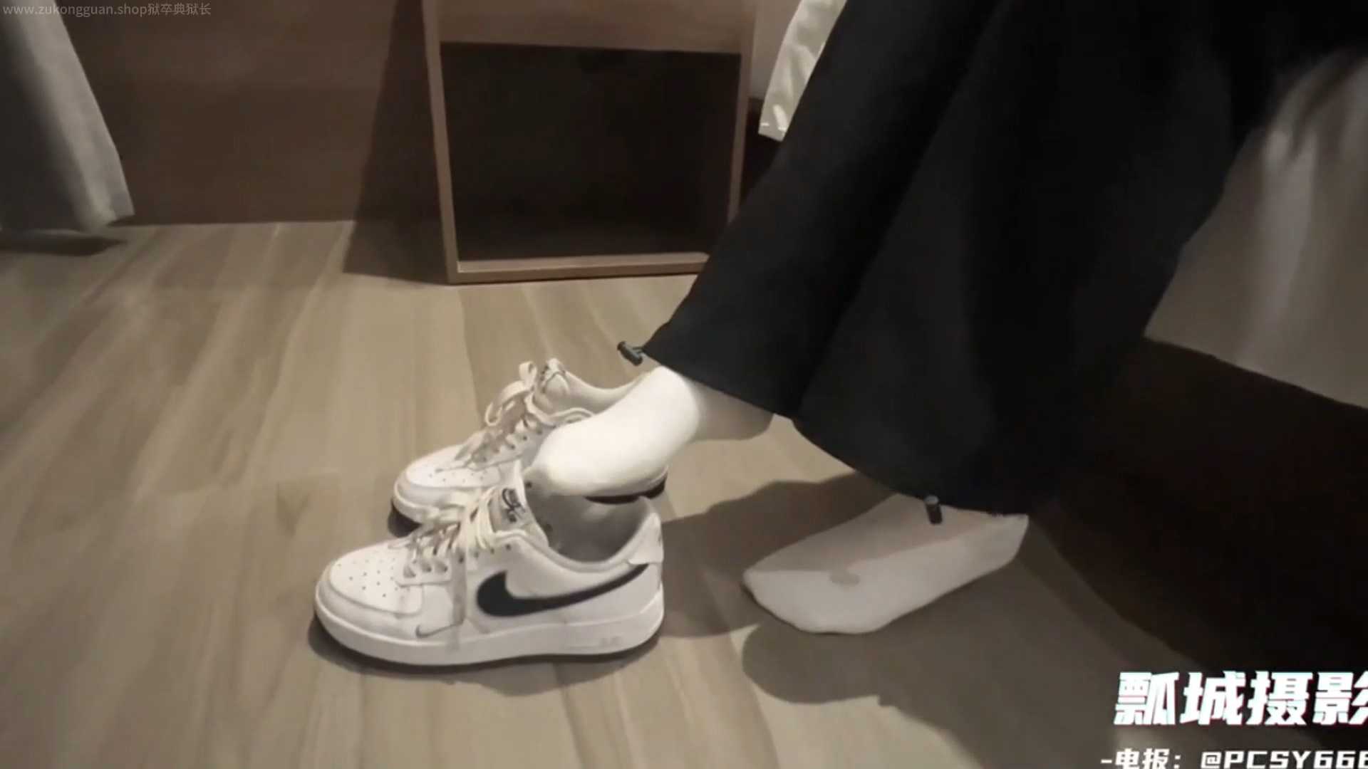 瓢城摄影–大神付费约多位年轻小姐姐宾馆天脚