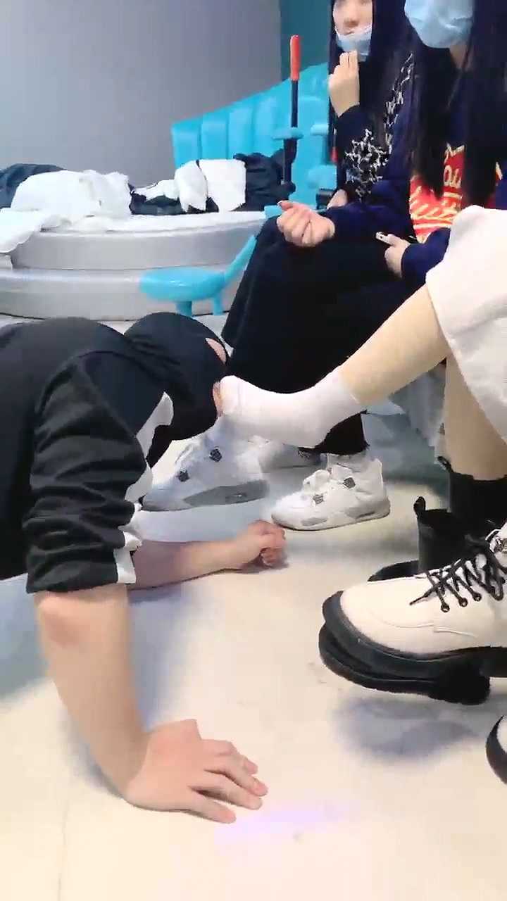 超多学生妹，挨个品尝嫩足