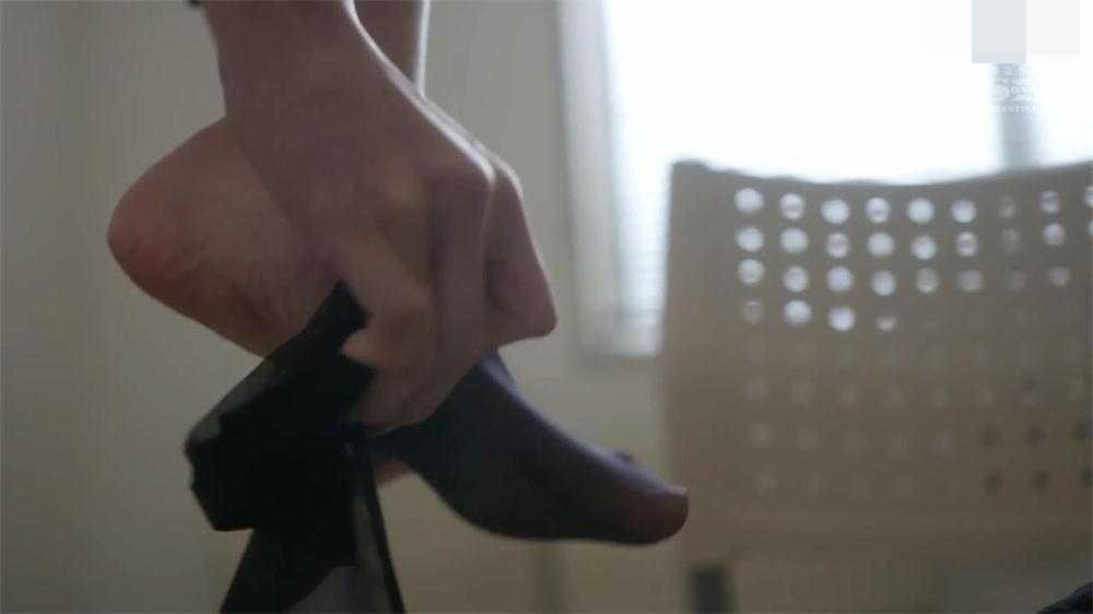 迷恋美女教师黑丝脚被窝里天舐