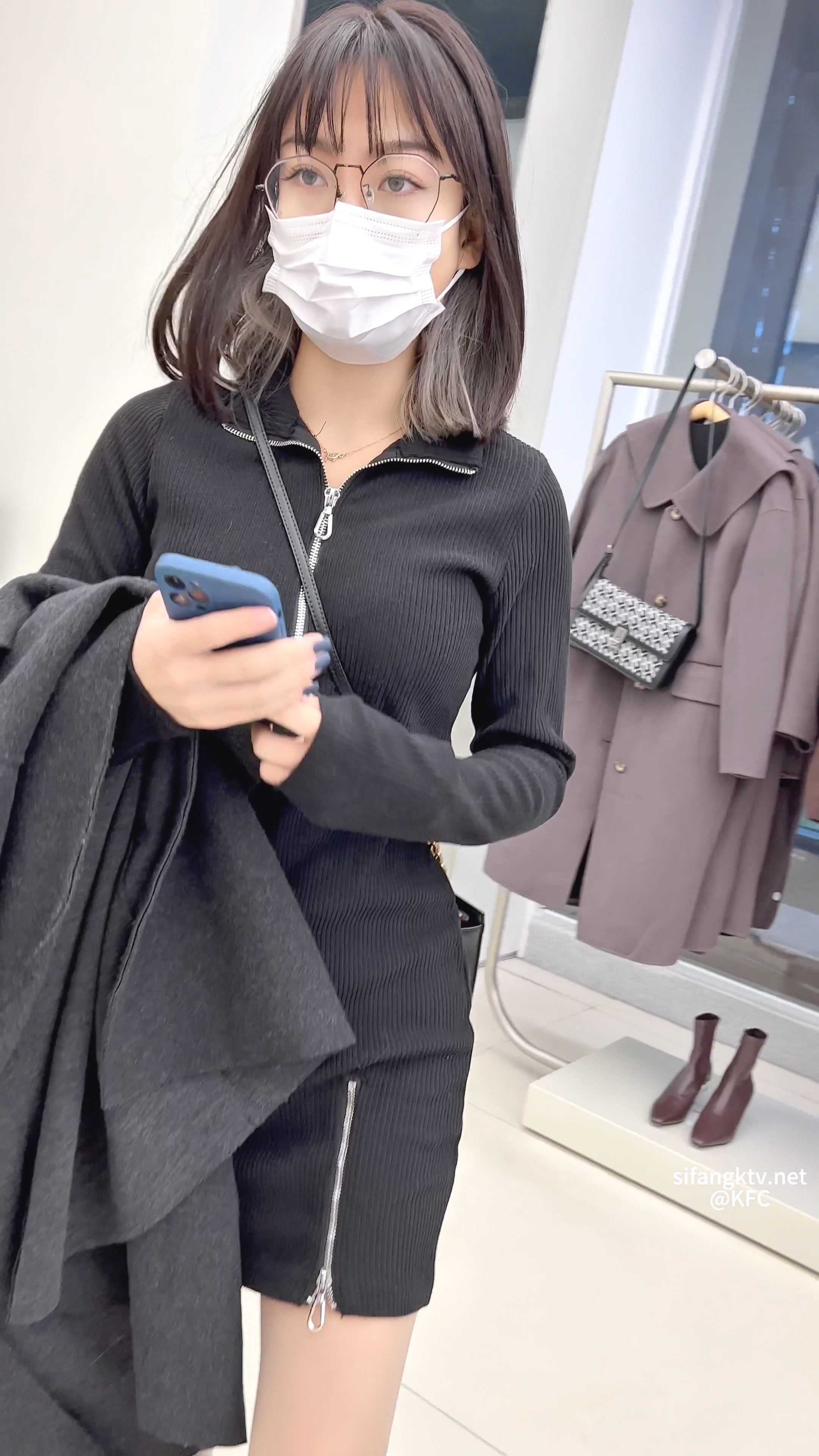 商场尾随两个极品美女试鞋 偷拍丝袜脚