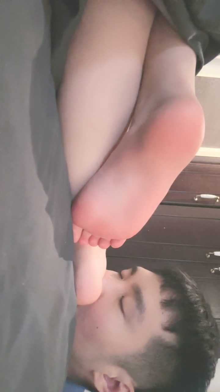 偷偷天吃熟睡美女棉袜裸足