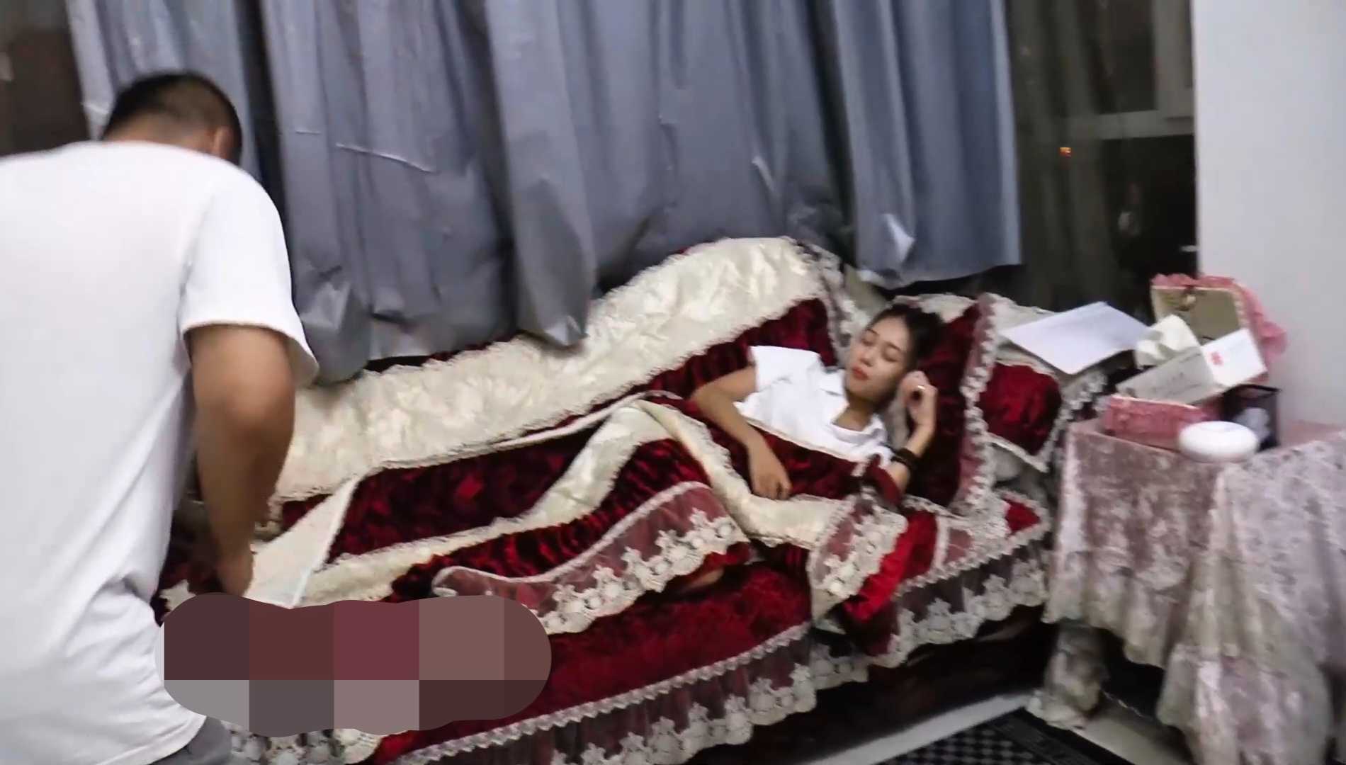 冰时代-偷天女朋友和护士闺蜜的丝袜脚