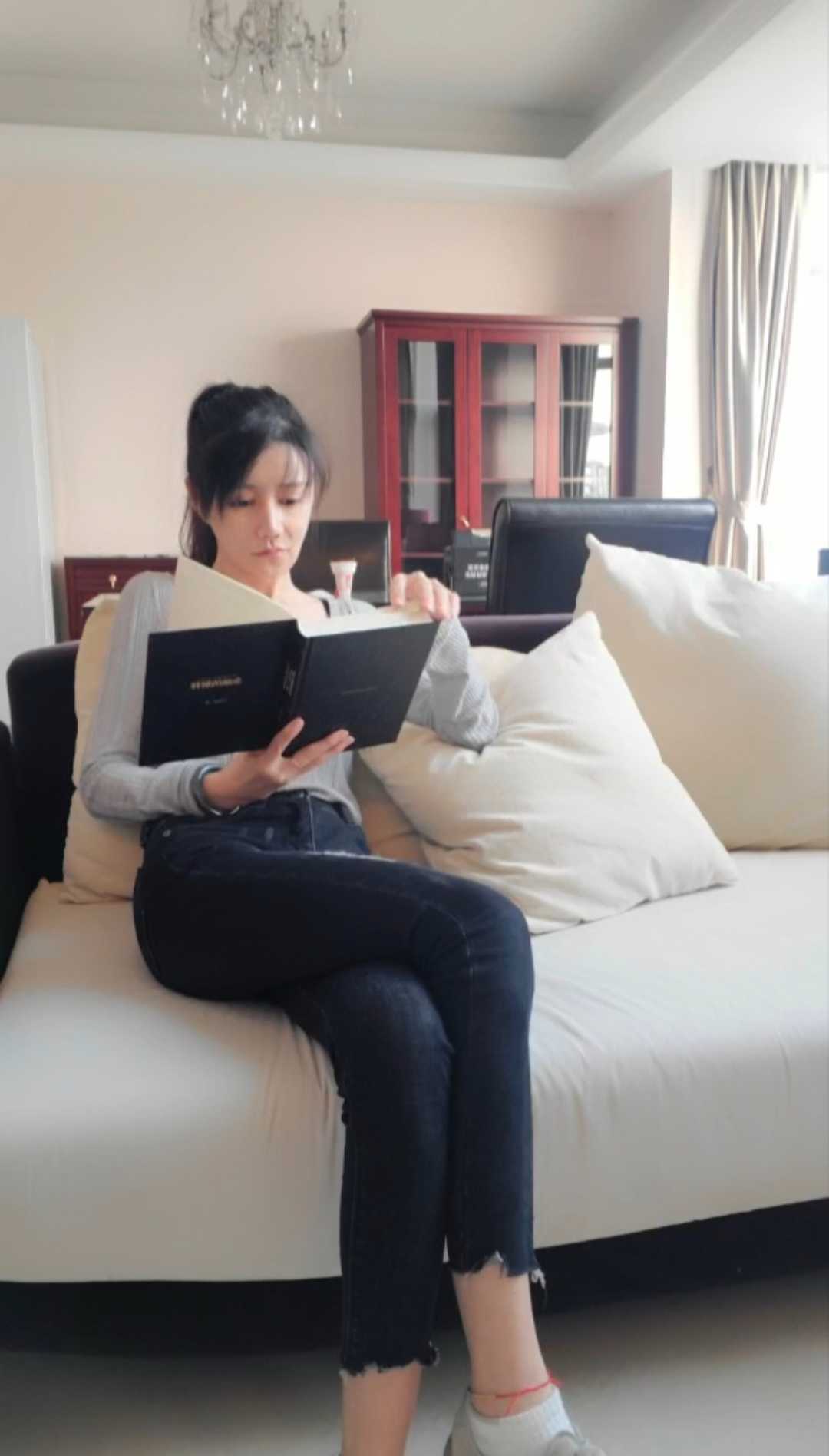 milanla-品尝把玩素颜御姐白袜裸足