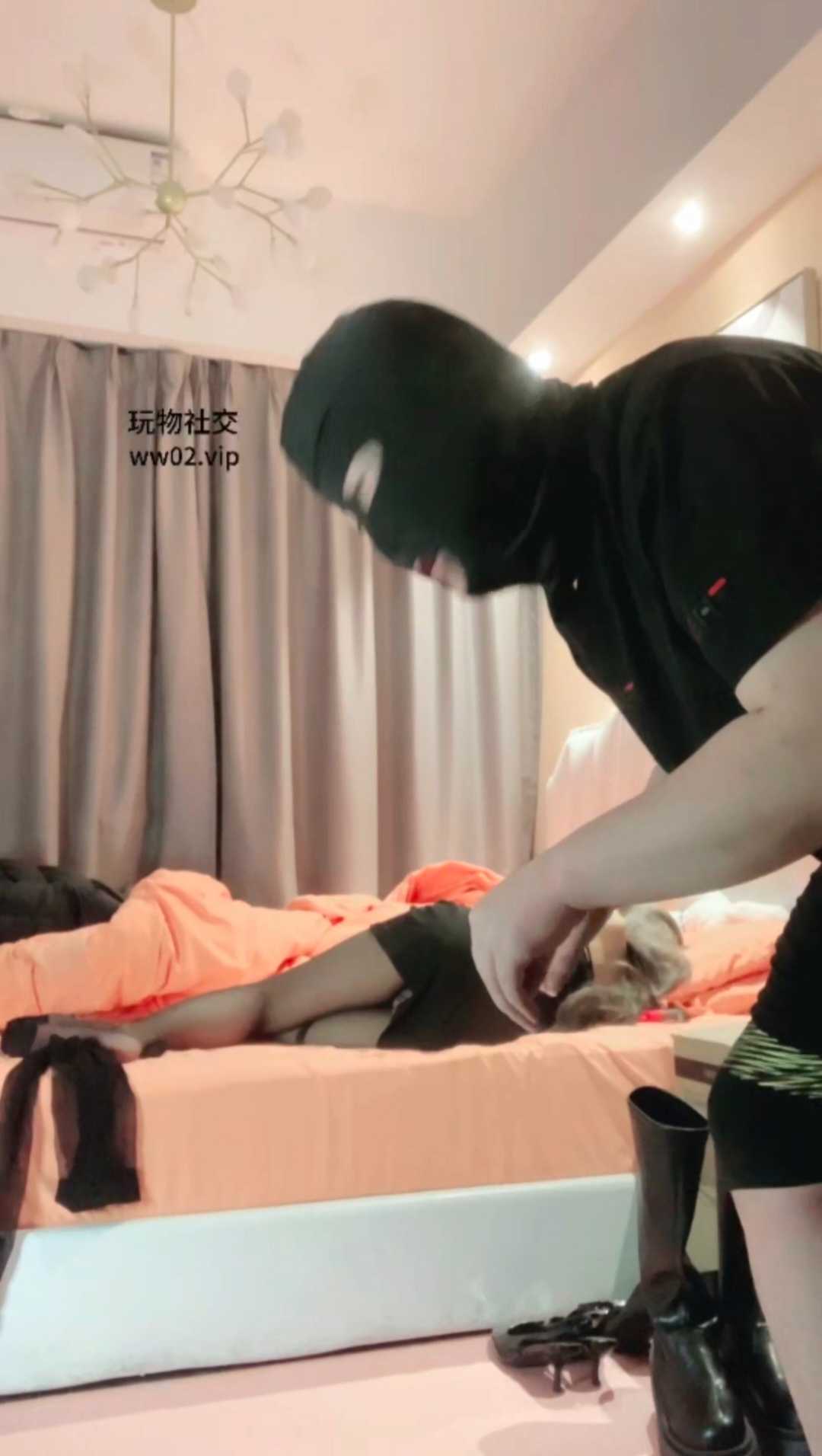 鹿可-偷闻熟睡女朋友鞋子被发现