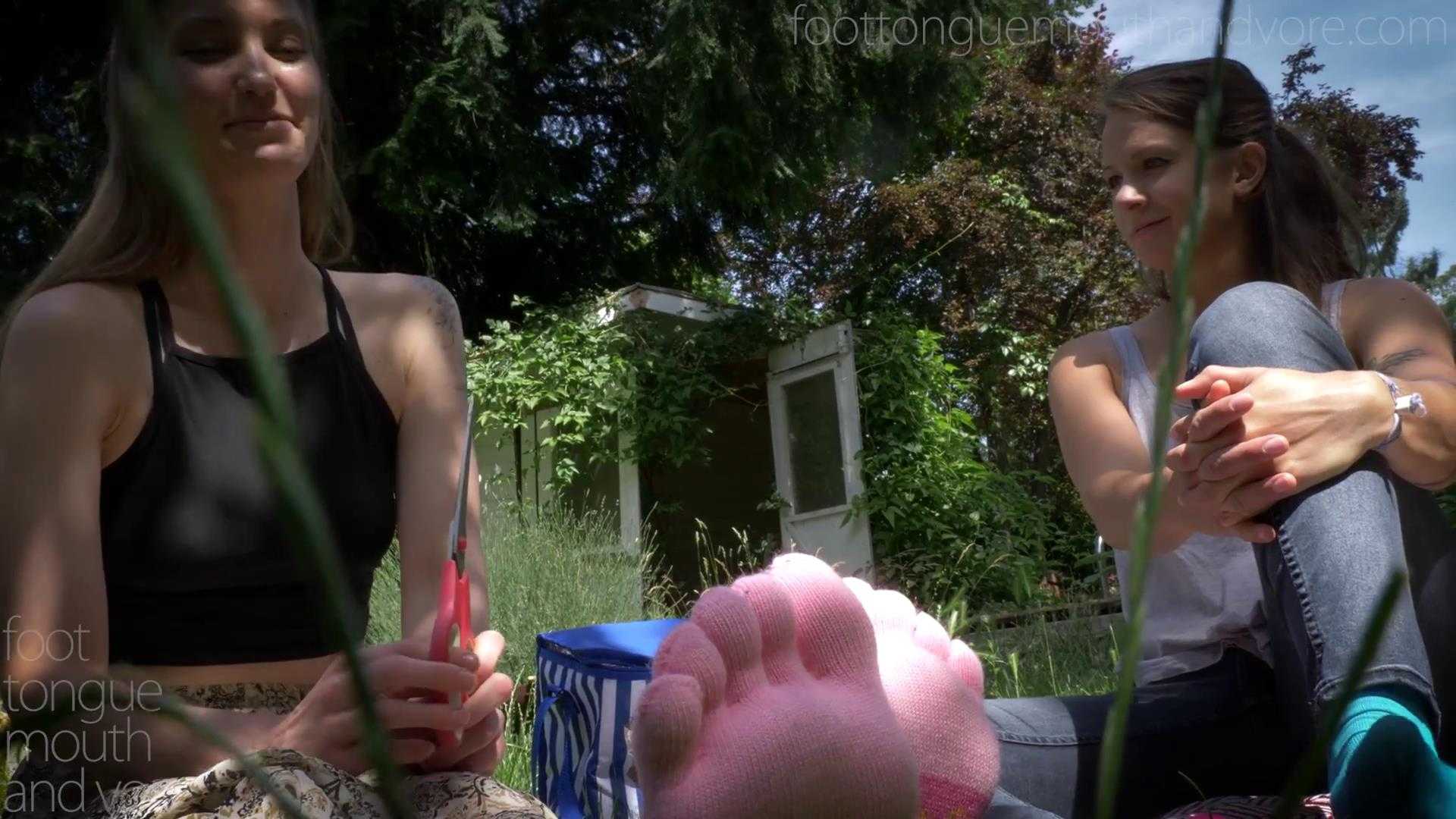 foot tongue  借野炊名义约闺蜜天足