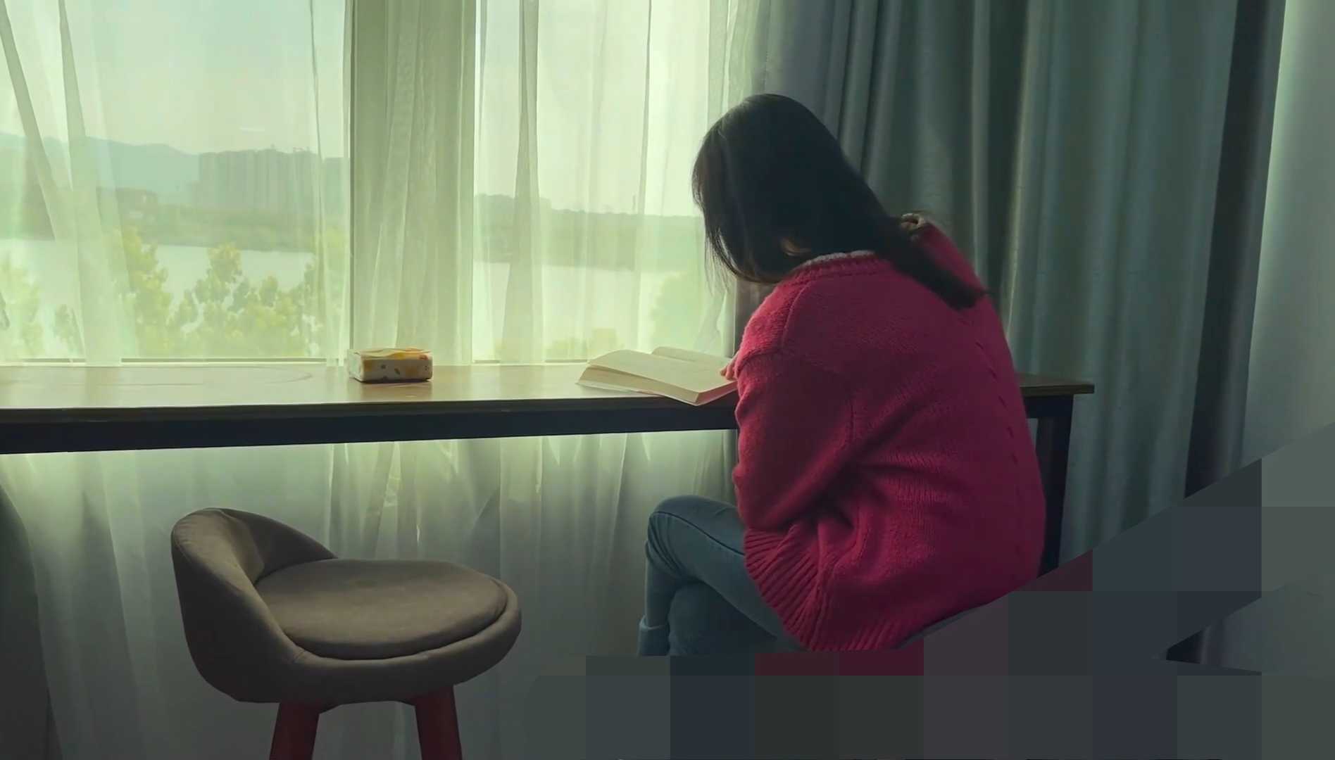 第五风格-放倒看书的鲨鱼酱品尝裸足