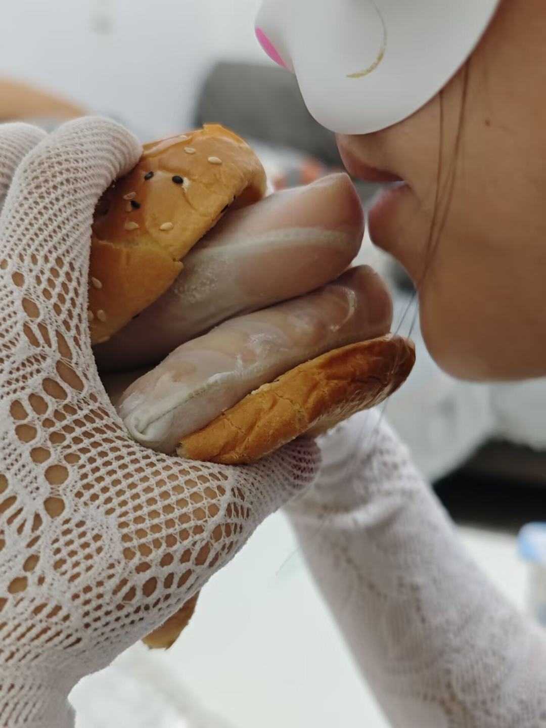 地瓜首秀-首次被闺蜜天湿白丝脚