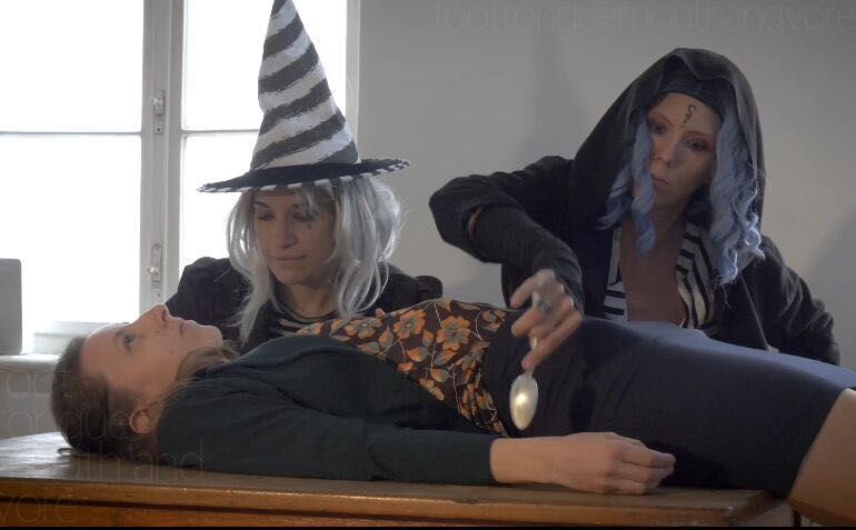 foot tongue-俩女巫催眠美女天丝袜脚