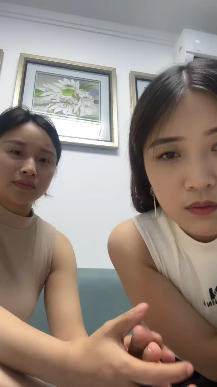 小王大人-沙发上享受素人闺蜜的原味短丝脚