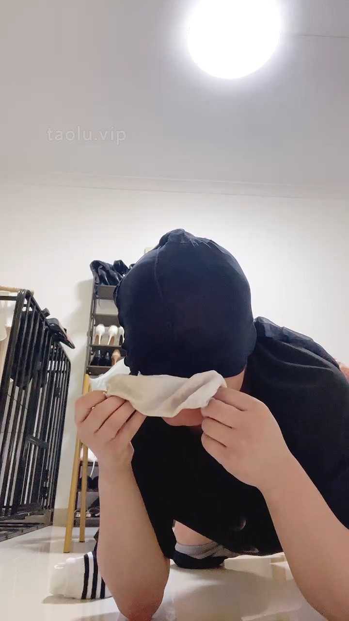 偷闻袜子被发现，赏赐天裸足