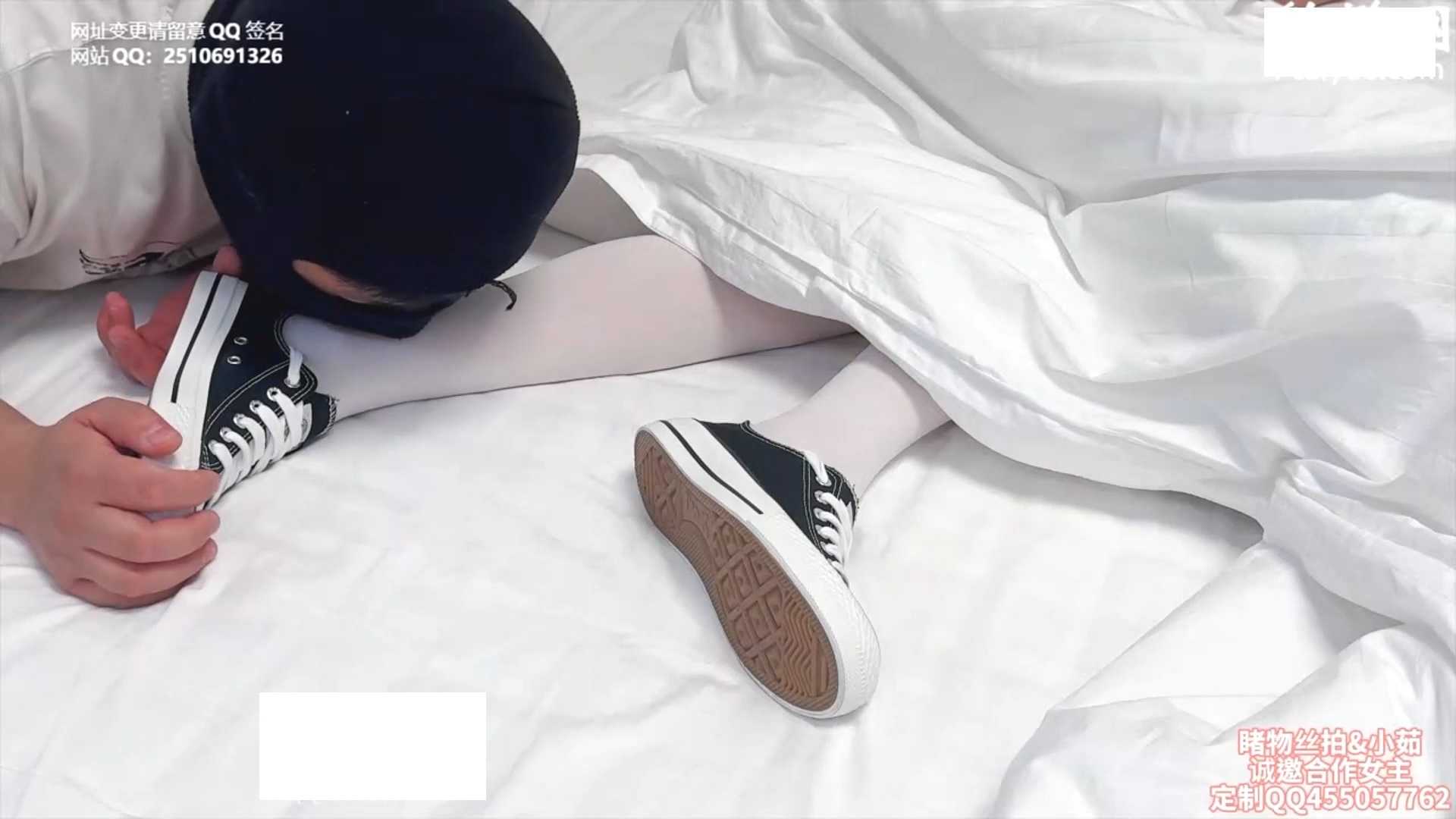 睹物私拍-品尝熟睡小茹的白丝脚