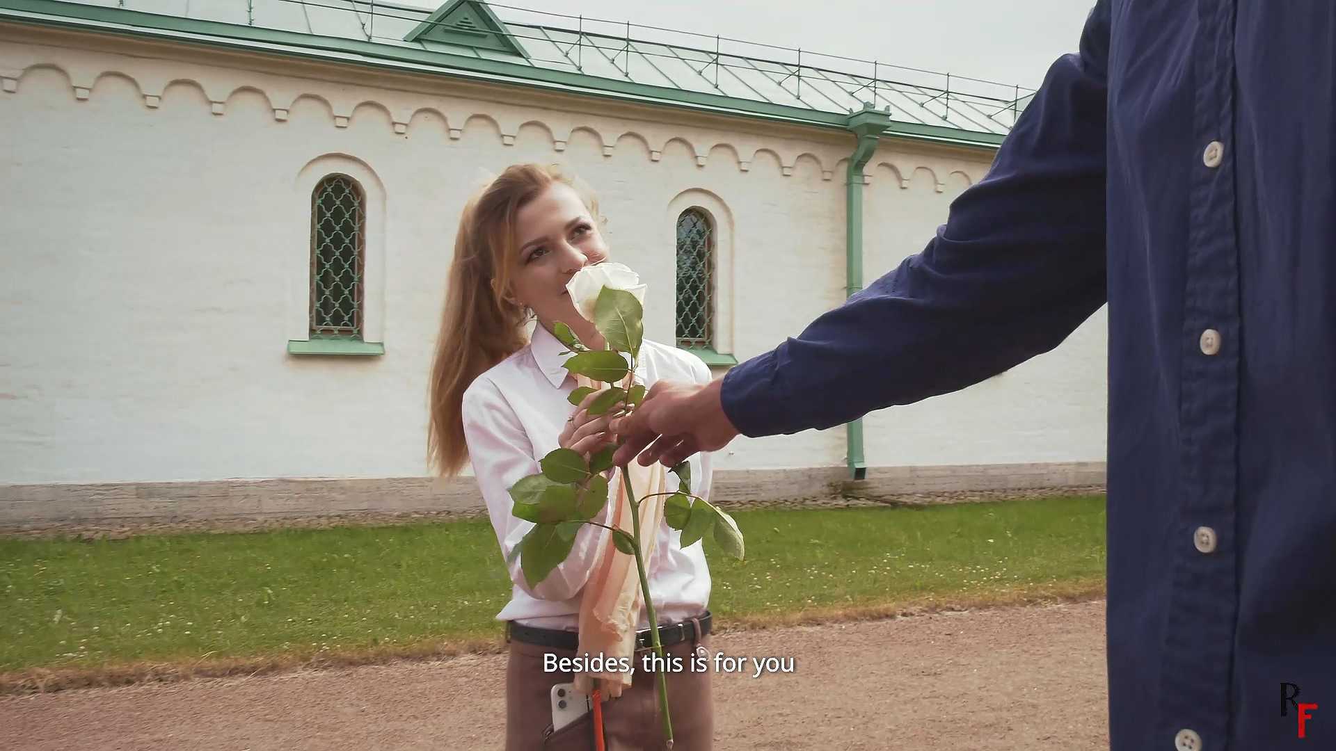 RF-男子用鲜花把女子哄入车内带走捆绑天脚