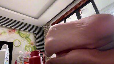 真实-公园约来嫩脚女友恋足 tk脚心