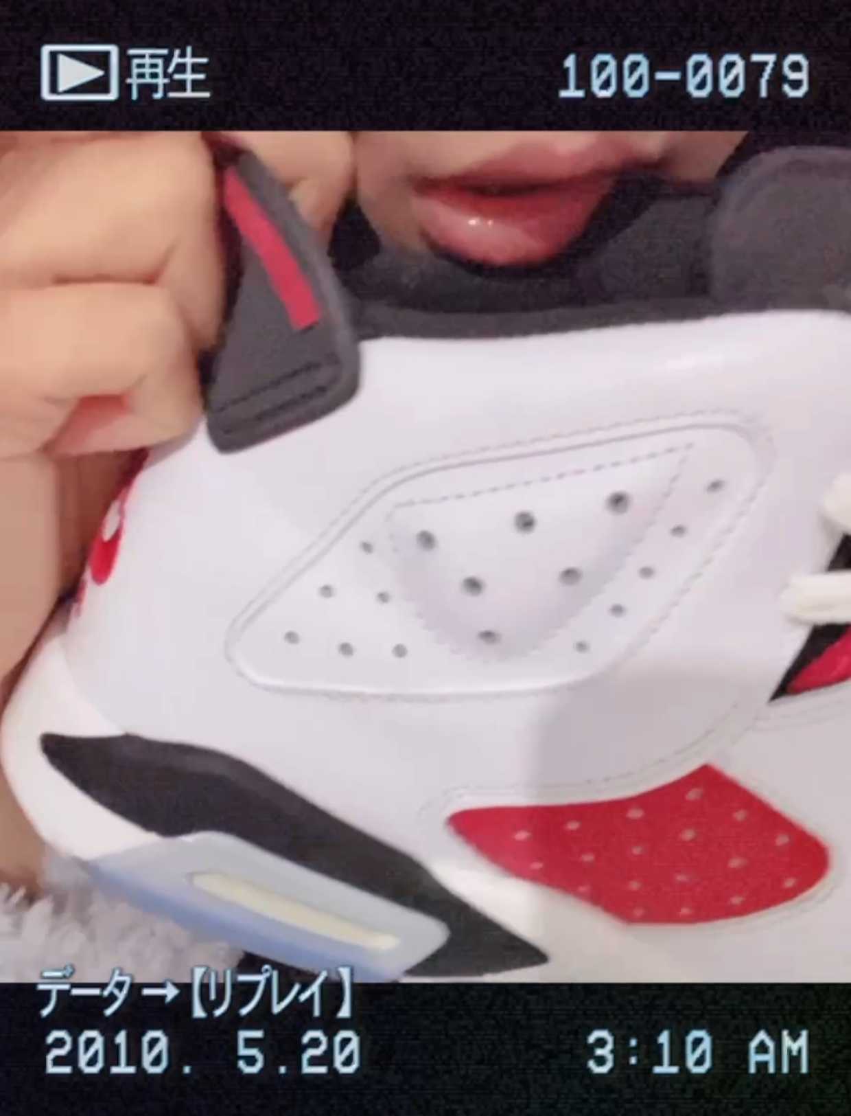 推特lulale 闻天自己的白袜脚