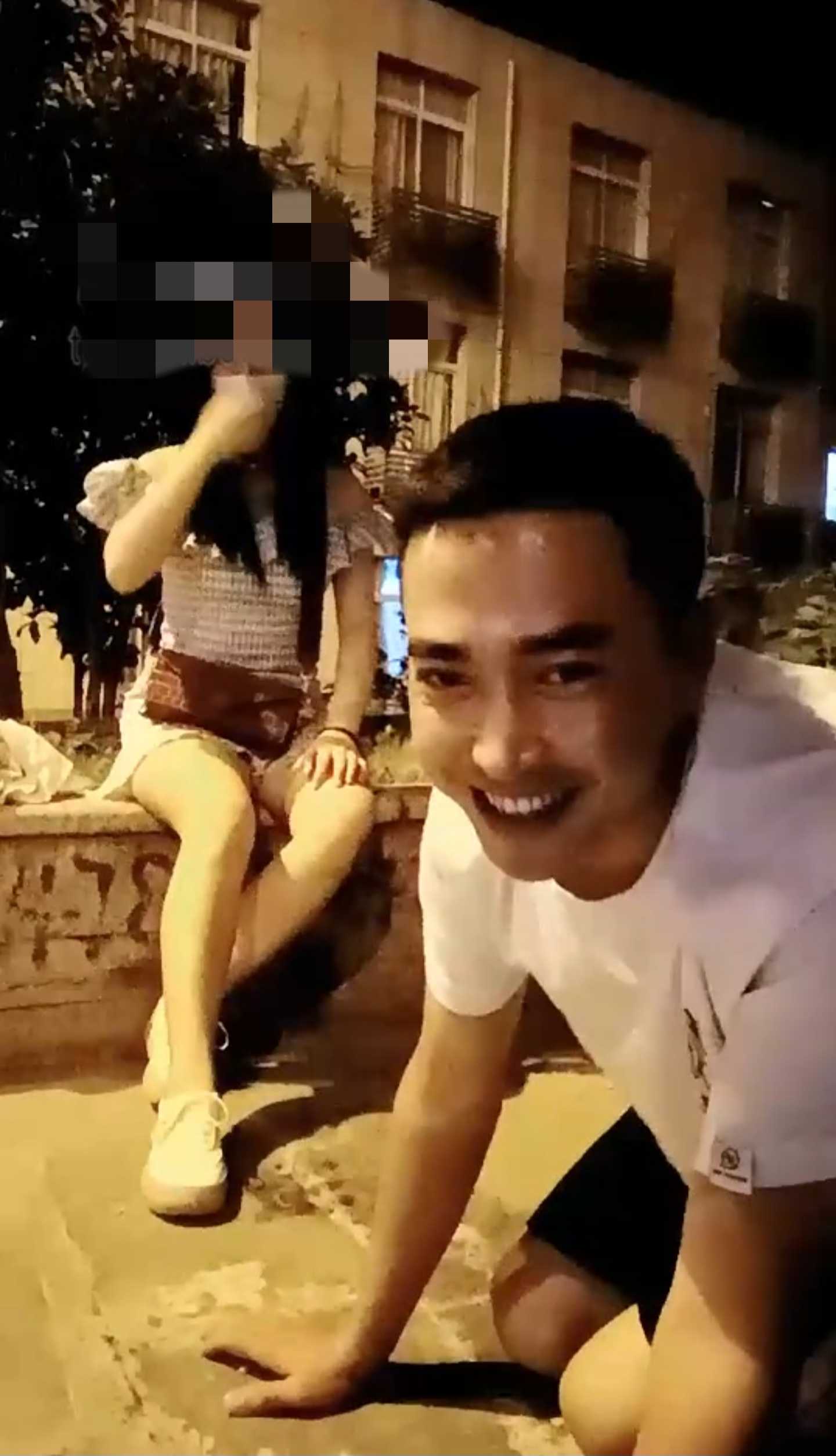 户外忽悠素人小姐姐天船袜脚，超级害羞