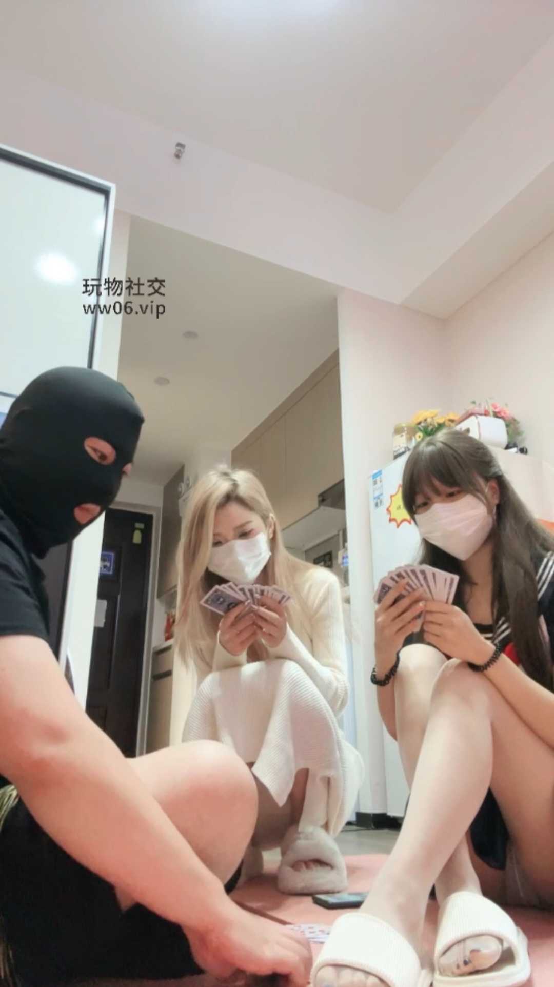 鹿可-姐妹花打牌输了被惩罚天脚