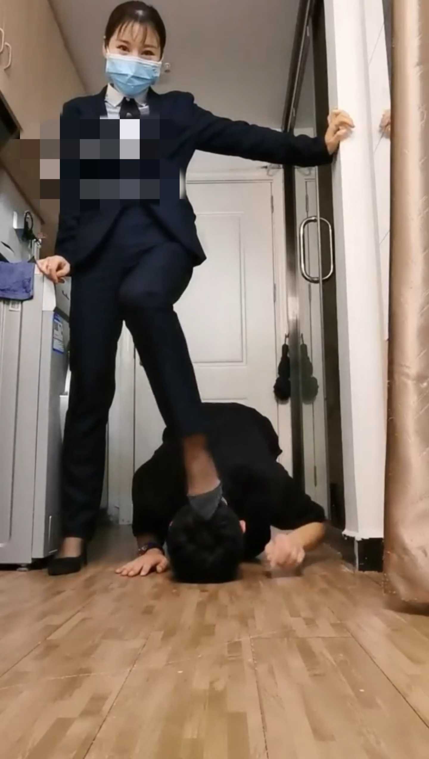 刚下班的珠宝店销售就被约来天脚