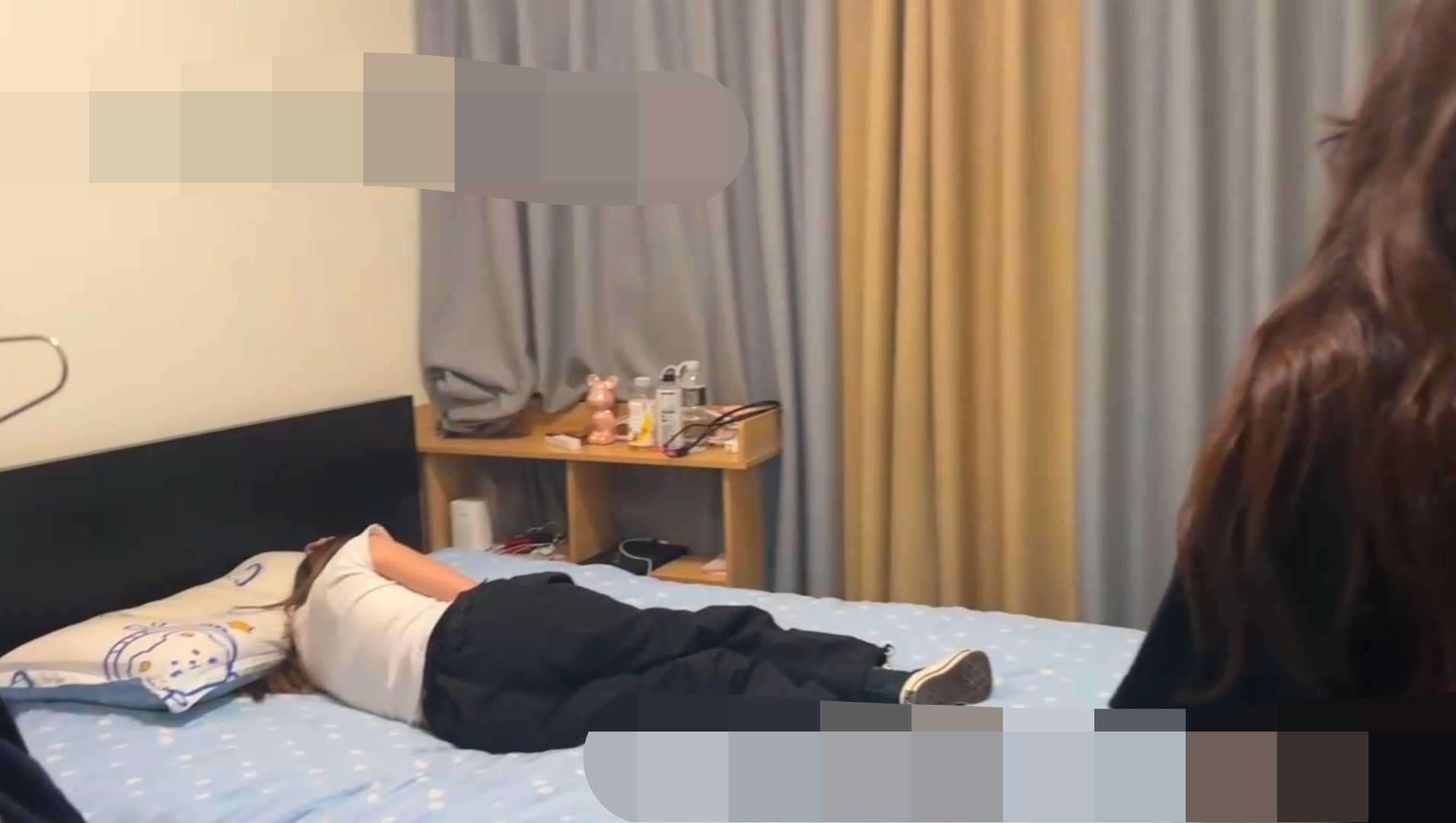 208少女宿舍-女同学偷闻棉袜脚反被tk