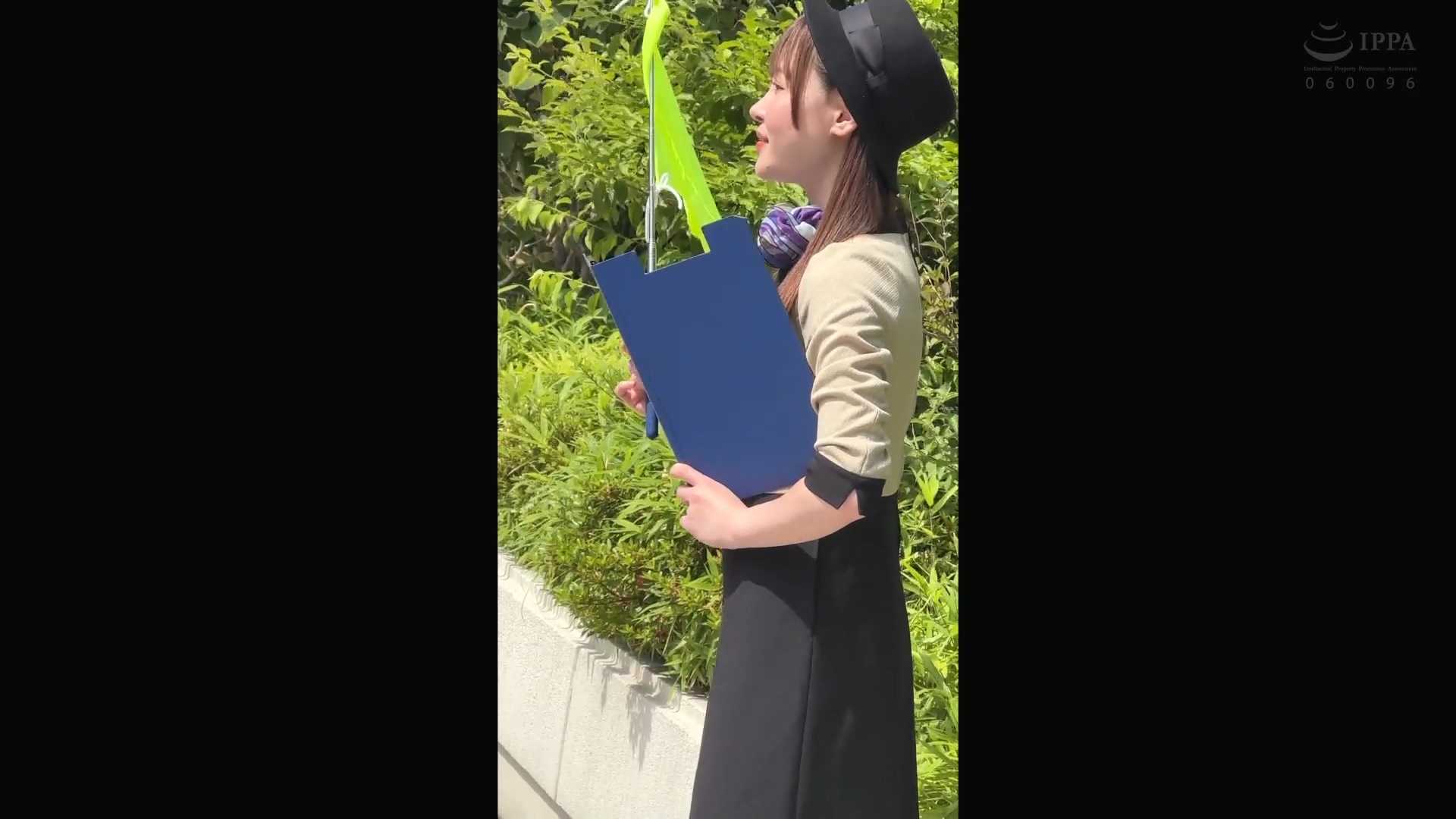 男子放倒女导游，带回家玩弄丝足