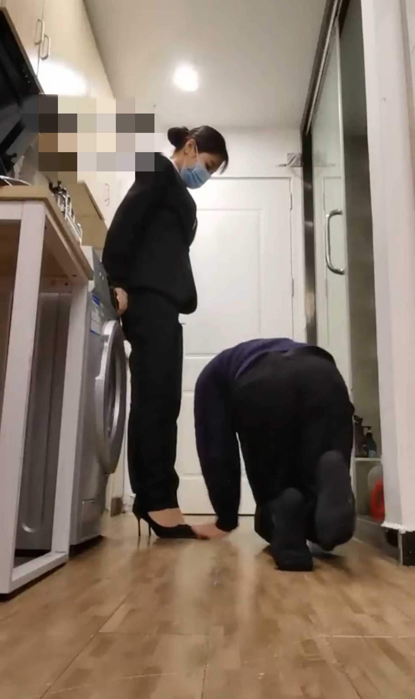 再约珠宝店御姐天脚喝洗脚水