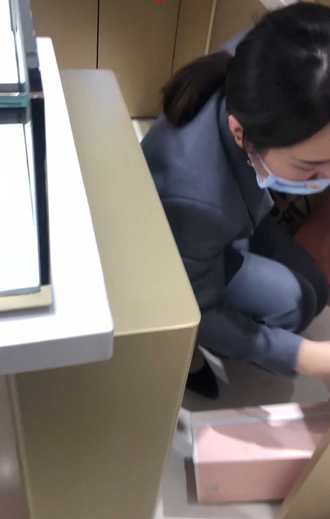 忽悠珠宝店女店员拍她的丝袜脚