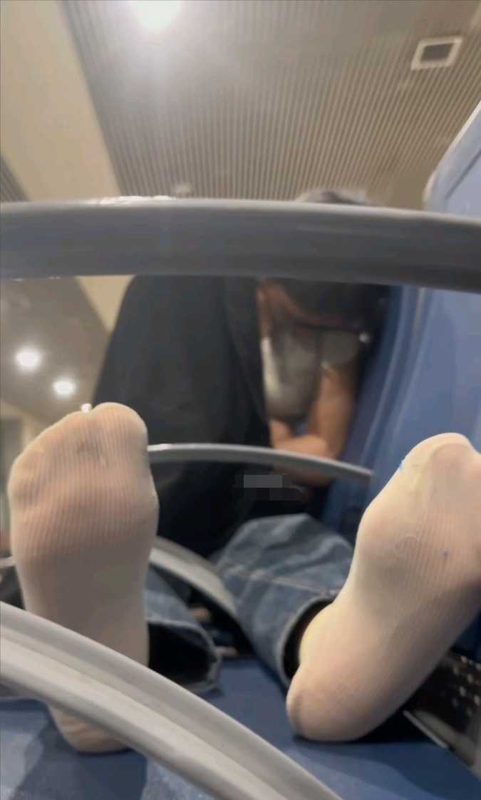 偷拍候车厅小姐姐的原味白袜