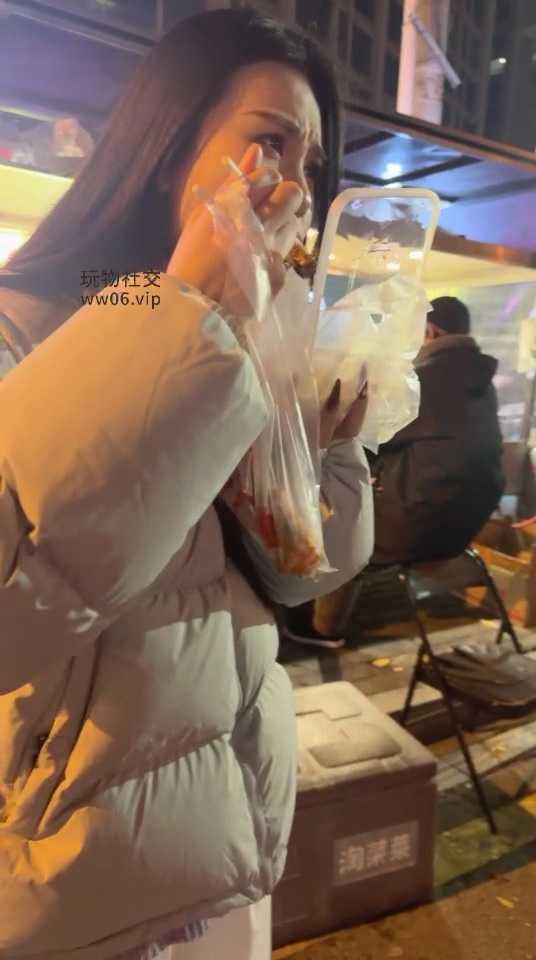 路边约素人小姐姐到车里品尝白袜裸足