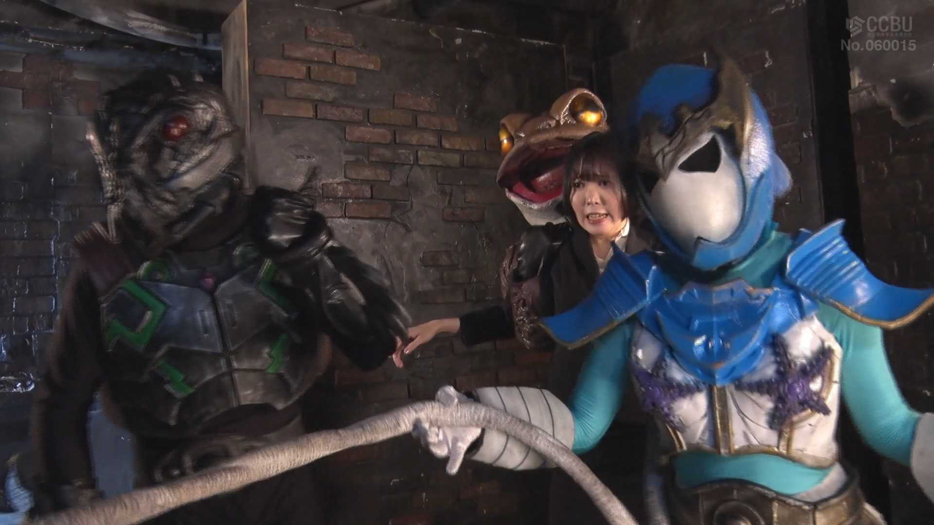 女战士深入敌营营救，反被脱靴天脚