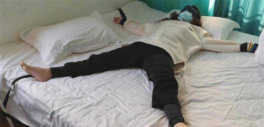 灌醉大三妹子趁机品尝嫩脚