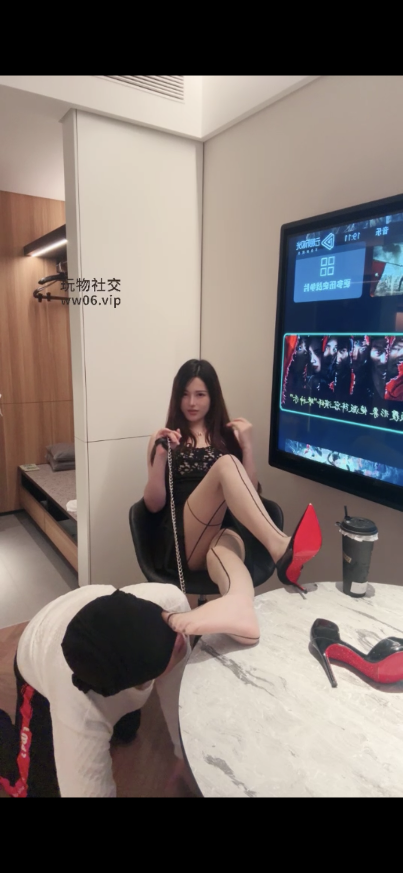 琪琪sama-拴狗链-高跟肉丝裸足tian