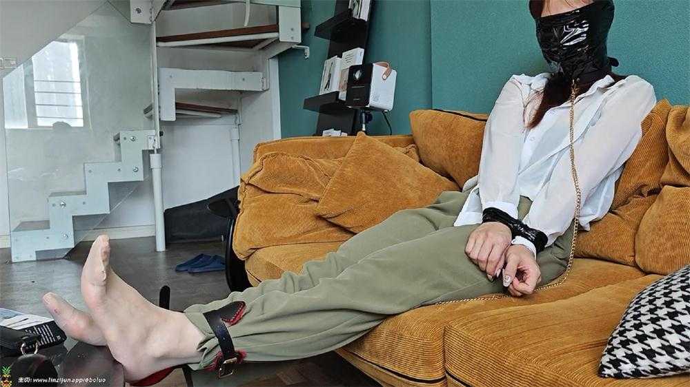 财务刘姐的故事-上班前沙发上玩弄刘姐丝袜脚