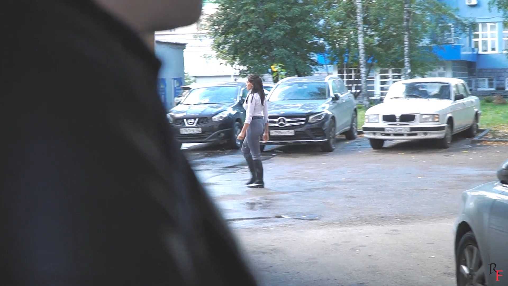 欧美-男子跟踪女子回家，强行捆绑天脚